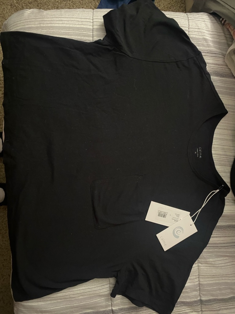Womens NWT XL Black Short Sleeve Crop With Front Pocket By Calme